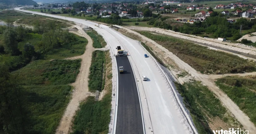 Nastavkom izgradnje brze ceste završit će se važna dionica magistralne ceste koja će služiti kao zaobilaznica kroz Vitez i Travnik i time će se značajno smanjiti gužve kojim svakodnevno svjedočimo.