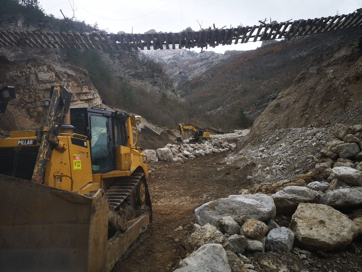 Počela sanacija pruge kod Jablanice nakon stravničnih poplava