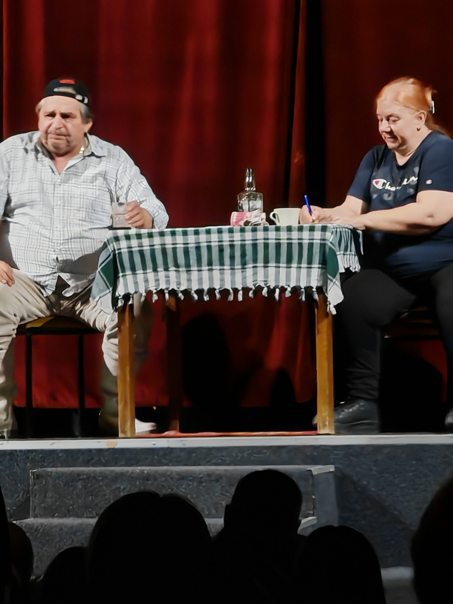 Popularni likovi Milka i Neđo nastavljaju da plove bračnim vodama, a ovaj put, umjesto na tv ekranima, naći će se na pozorišnoj sceni u neobičnim okolnostima. "Sreća ih je napokon pogledala", dobili su na lutriji, te razmatraju da li je između ostalog i kupovina diploma sinu, snahi i unuku jedan od najboljih načina na koji bi mogli uložiti dobijeni novac. Predstava oslikava i ismijava društvene anomalije i neuređenost sistema, poput kupovine radnog mjesta, odlaska kod doktora sa punim kesama i kovertom u lijevom džepu, ali i mentalitet ovdašnjih ljudi koji su tome skloni.