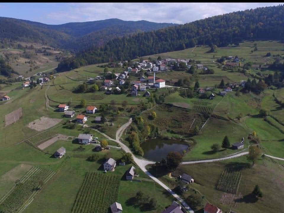 Obitelj prinuđena napustiti dom zbog rupe koja se otvorila nadomak kuće u Novom Travniku